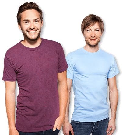 Zwei Männer tragen T-Shirts zum bedrucken