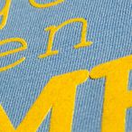 Gelbe Flockdruck-Buchstaben auf blauen Stoff