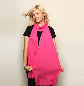 Frau trägt American Apparel Schal - Vorschau