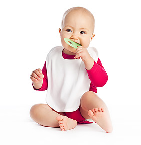 Baby trägt Bio-Lätzchen - Vorschau