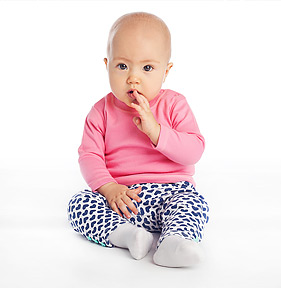Baby trägt Langarmshirt - Vorschau