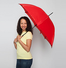 Frau hält großen Regenschirm - Vorschau