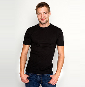 Mann trägt American Apparel T-Shirt - Vorschau
