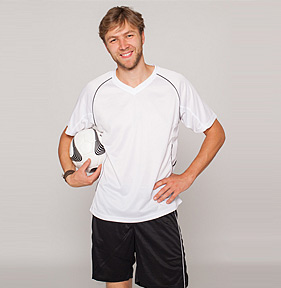 Mann trägt Fußballtrikot - Vorschau