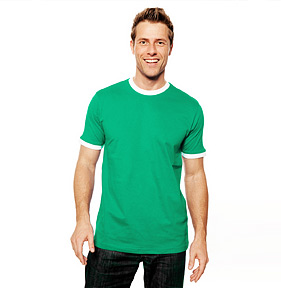Mann trägt Kontrast T-Shirt - Vorschau