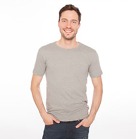 Mann trägt Slim-Fit T-Shirt - Vorschau