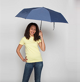 Frau hält Taschenregenschirm - Vorschau
