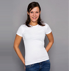 Frau trägt American Apparel T-Shirt - Vorschau