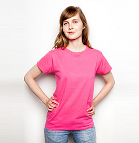 Frau trägt klassisches T-Shirt - Vorschau