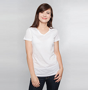 Frau trägt V-Ausschnitt T-Shirt - Vorschau