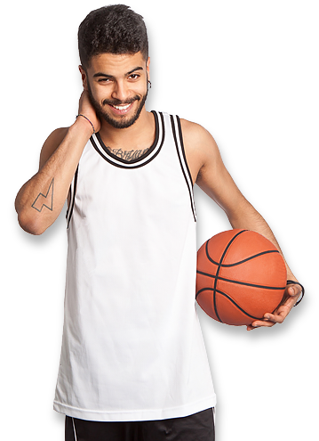 Mann trägt Basketball Trikot zum bedrucken