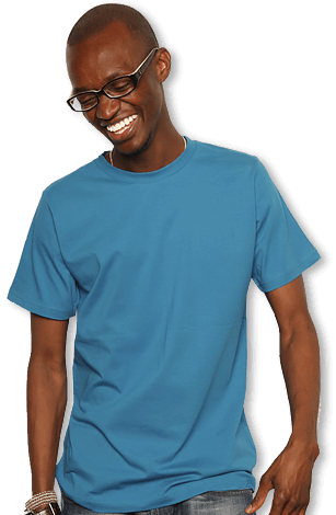 Mann trägt Bio-T-Shirt zum bedrucken