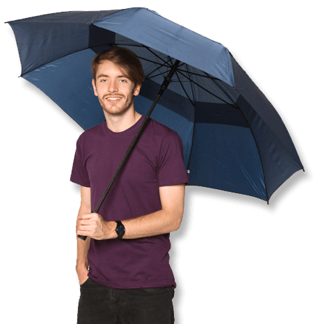 Mann hält großen Regenschirm mit Aufdruck