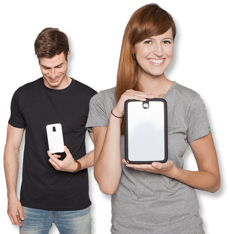 Frau und Mann halten Handy & Tablet Hüllen zum bedrucken