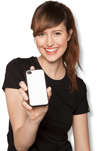 Frau hält iPhone Cover zum bedrucken