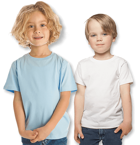 Zwei Kinder tragen T-Shirts zum bedrucken