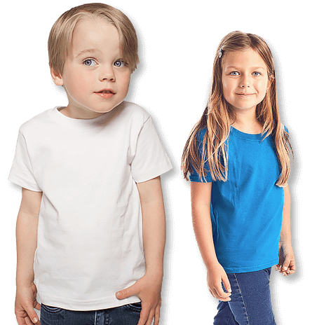 Kinder tragen T-Shirts zum bedrucken