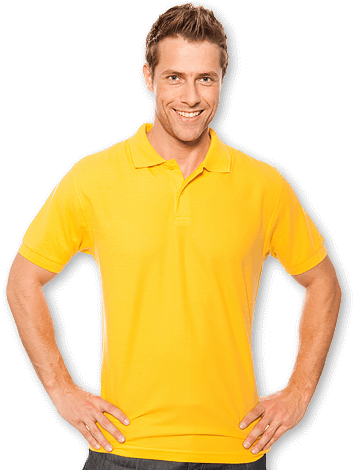 Mann trägt Poloshirt klassich zum bedrucken