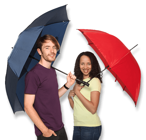 Mann und Frau halten Regenschirm zum bedrucken