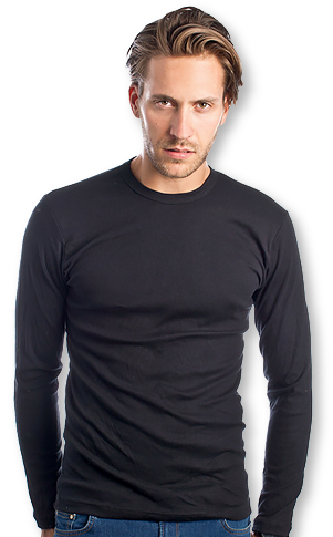 Mann trägt Slim Fit Langarmshirt zum bedrucken