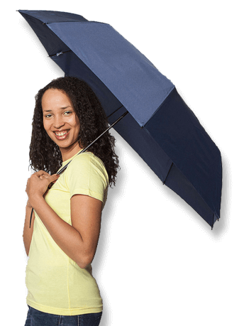 Frau hält Taschen-Regenschirm zum gestalten