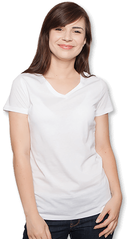 Frau trägt V-Kragen Shirt zum bedrucken