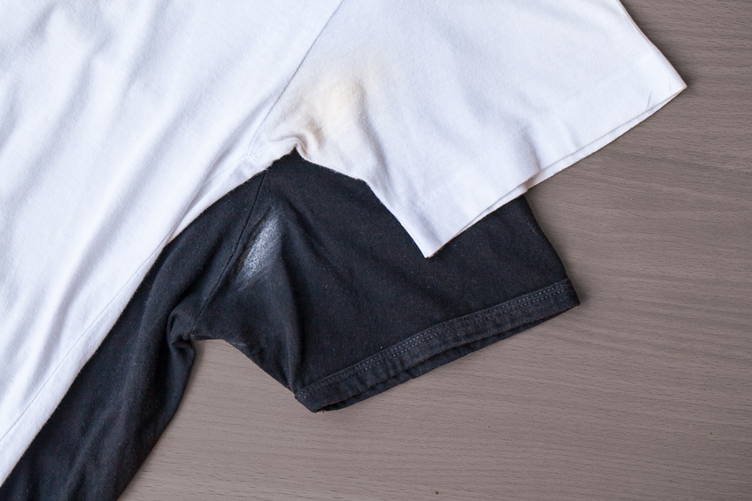 Deoflecken auf schwarzer Kleidung entfernen