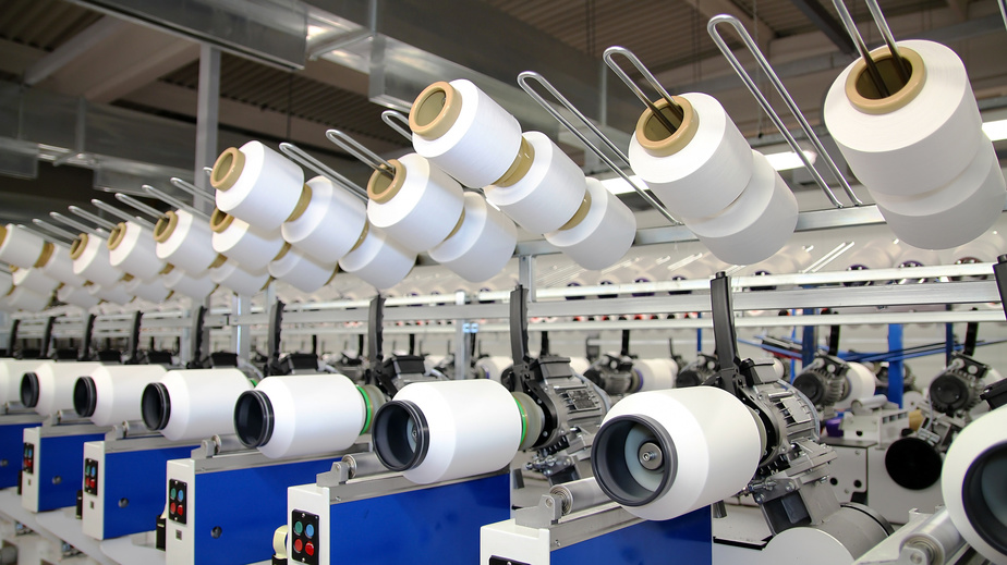 Garnspinnmaschinen in einer modernen Textilfabrik