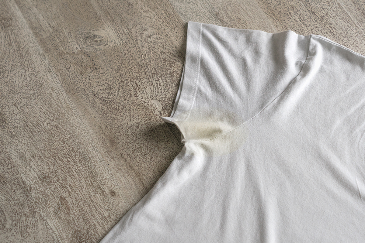 Gelbe Schweißflecken im T-Shirt entfernen: Hausmittel gegen Achsel-Flecken.