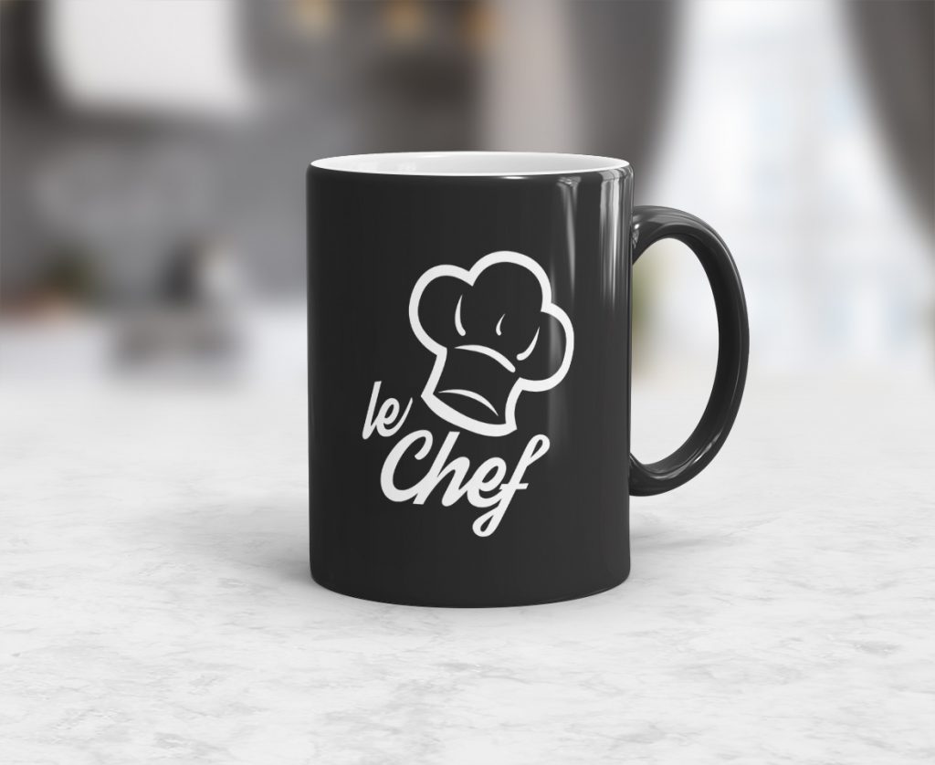 Schwarze Kaffeetasse mit le Chef Aufschrift