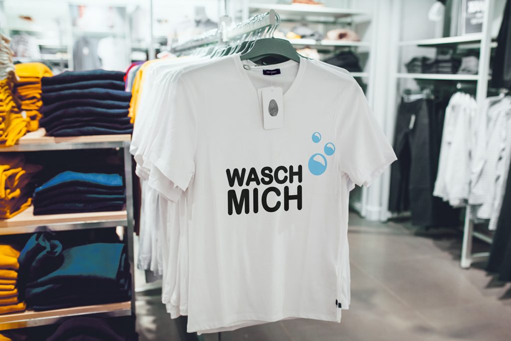 Neue Kleidung waschen