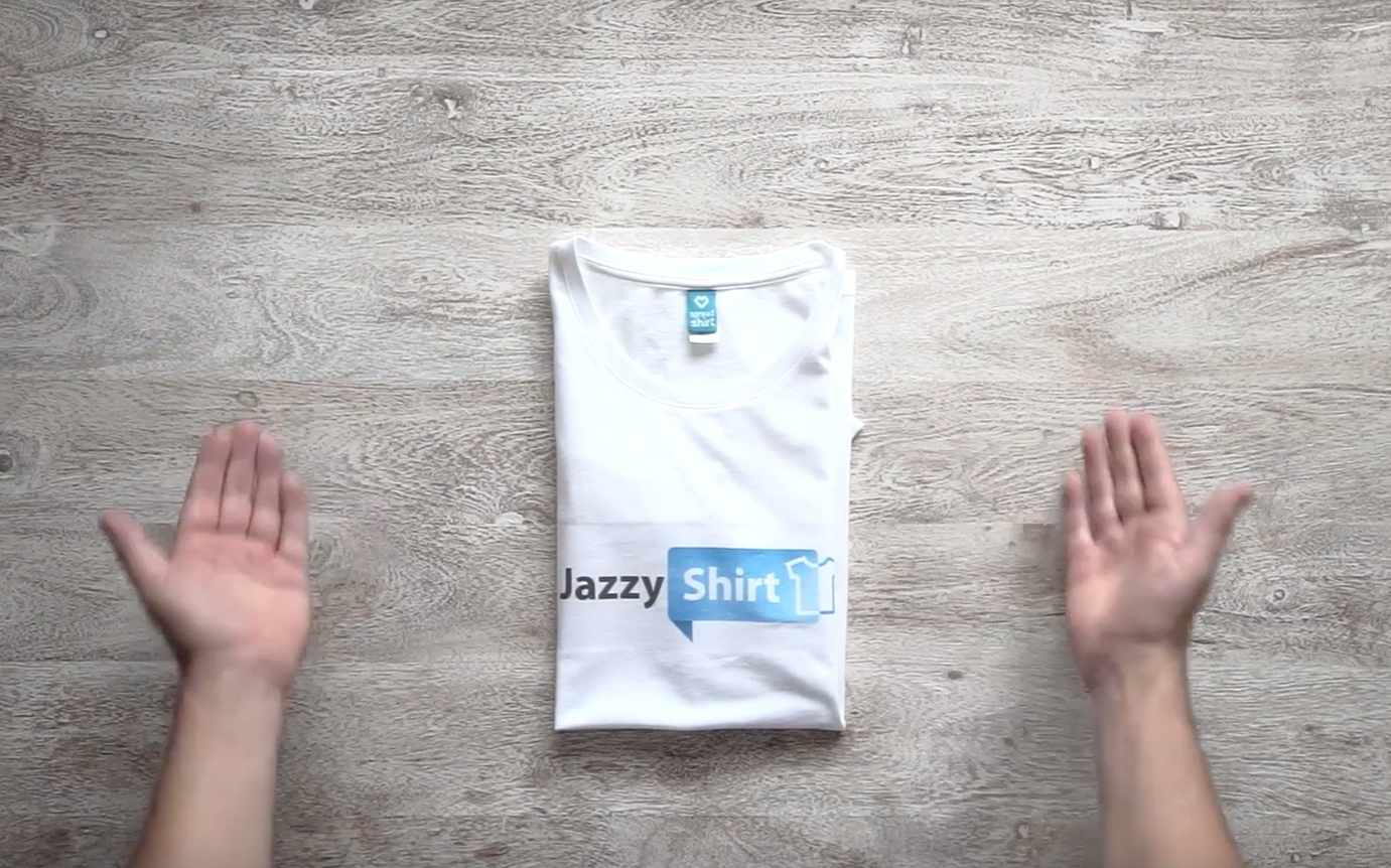 T-Shirt zusammenlegen Anleitung - Trick zum schnellen T-Shirt falten
