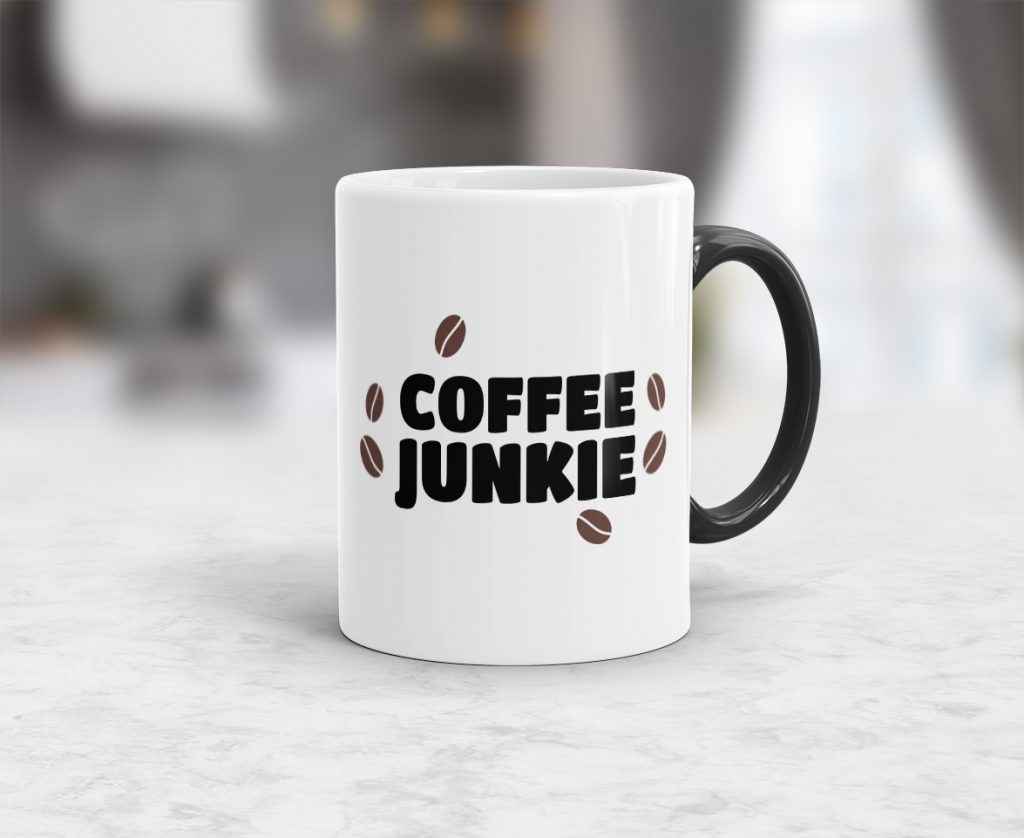 Weiße Tasse mit Coffee Junkie Aufschrift